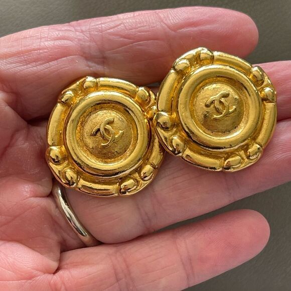 Vintage CHANEL Gold CC Clip-On Earrings - Picture 4 of 5